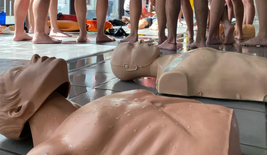 Alumnos preparados para realizar maniobra de Heimlich